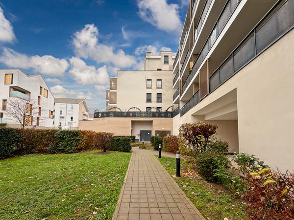 F3 au coeur de ville avec terrasse et 1 place de parking en sous sol
