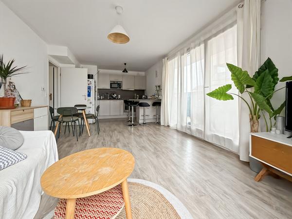 F3 au coeur de ville avec terrasse et 1 place de parking en sous sol