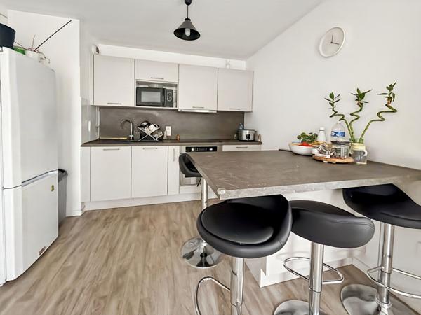 F3 au coeur de ville avec terrasse et 1 place de parking en sous sol