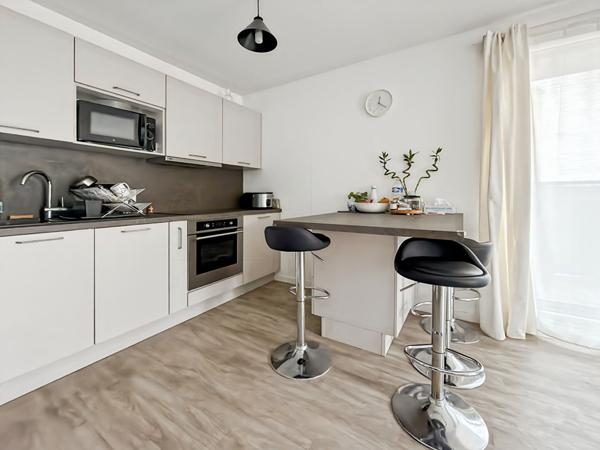 F3 au coeur de ville avec terrasse et 1 place de parking en sous sol