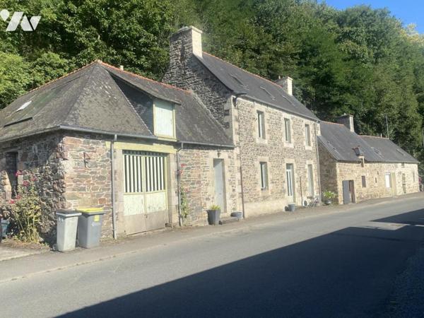 Belle maison en pierres à la sortie de PONTRIEUX 