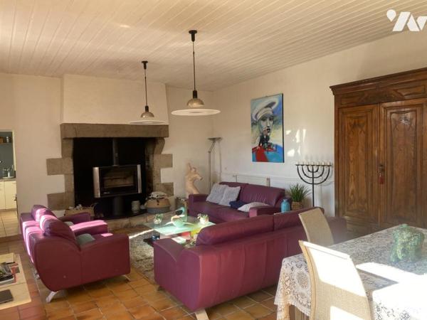 Belle maison en pierres à la sortie de PONTRIEUX 