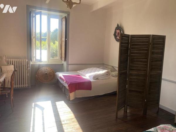 Belle maison en pierres à la sortie de PONTRIEUX 