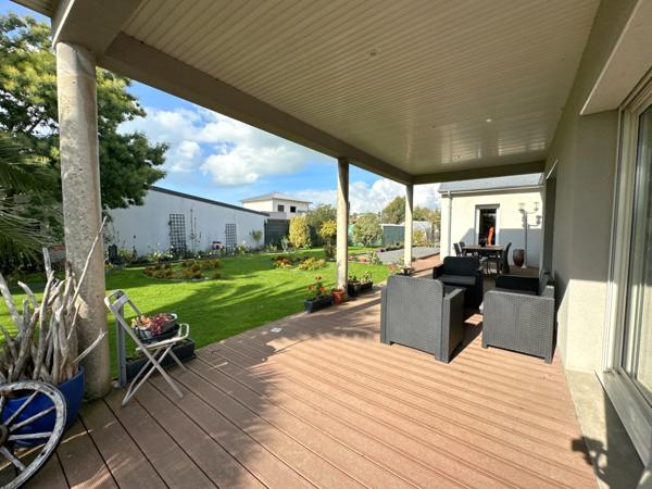 Rare à la vente !!! Magnifique plain-pied de 146 m² construit en 2007 avec quatre chambres...