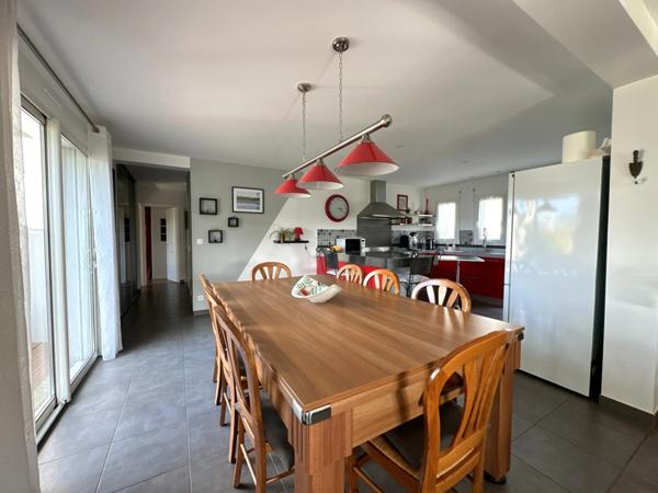 Rare à la vente !!! Magnifique plain-pied de 146 m² construit en 2007 avec quatre chambres...