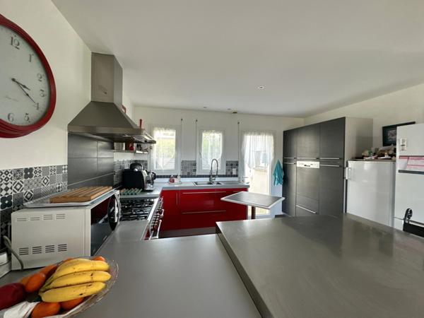 Rare à la vente !!! Magnifique plain-pied de 146 m² construit en 2007 avec quatre chambres...