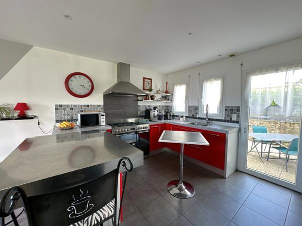 Rare à la vente !!! Magnifique plain-pied de 146 m² construit en 2007 avec quatre chambres...