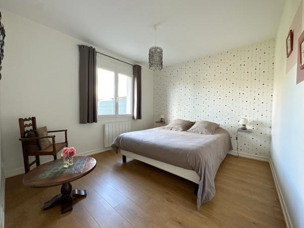 Rare à la vente !!! Magnifique plain-pied de 146 m² construit en 2007 avec quatre chambres...