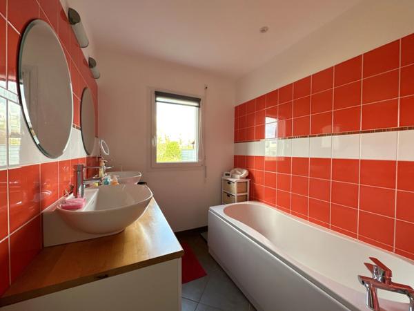 Rare à la vente !!! Magnifique plain-pied de 146 m² construit en 2007 avec quatre chambres...