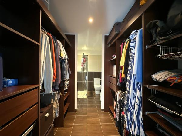 Rare à la vente !!! Magnifique plain-pied de 146 m² construit en 2007 avec quatre chambres...