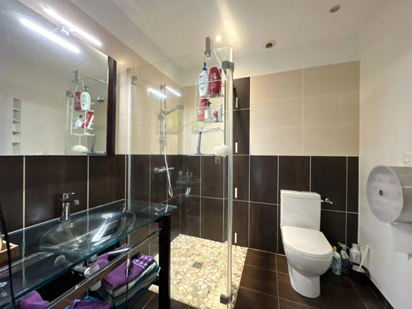 Rare à la vente !!! Magnifique plain-pied de 146 m² construit en 2007 avec quatre chambres...