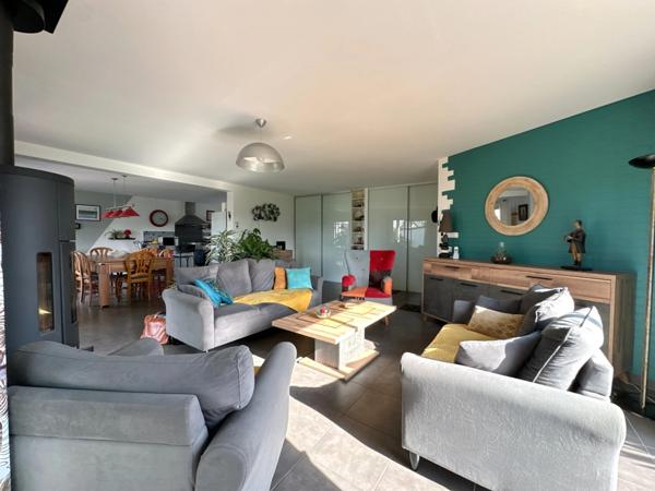 Rare à la vente !!! Magnifique plain-pied de 146 m² construit en 2007 avec quatre chambres...