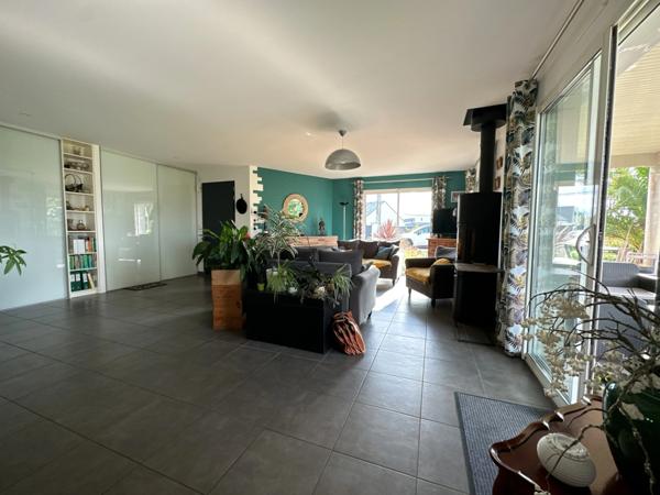 Rare à la vente !!! Magnifique plain-pied de 146 m² construit en 2007 avec quatre chambres...