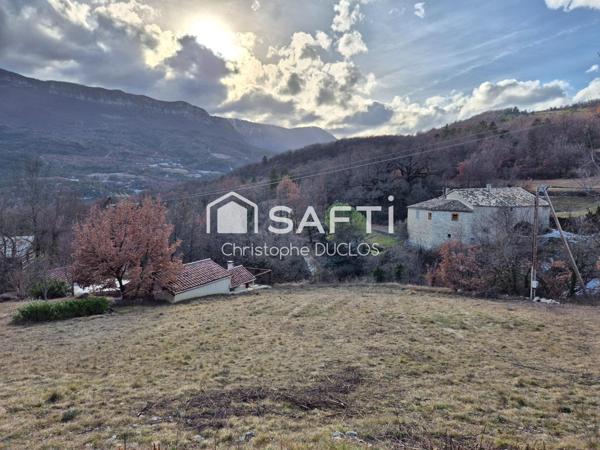 Terrain constructible viabilisé en bordures.