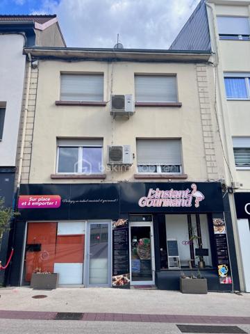 Idéalement situé en plein cœur du centre-ville de Forbach, sur la très recherchée Place du Marché, découvrez cet immeuble mixte en monopropriété R+2 d’environ 284 m², offrant une excellente rentabilité locative et un patrimoine de qualité.

Immeuble entièrement rénové
Les parties communes ainsi que les parties privatives ont bénéficié d’une rénovation complète.
Façade et toiture en bon état
Chauffage individuel au gaz de ville
DPE : C et D

Composition de l’immeuble et revenus locatifs annuels HT/HC :

1 studio de 15,63 m2 : 3 000 €/an
F4 n°1 d’environ 100 m2 : 9 300 €/an
F4 n°2 d'environ 100 m2 : 9 300 €/an
Commerce n°1 d’environ 33 m2 : 6 000 €/an
Commerce n°2 d'environ 33 m2 : 6 000€/an

Total loyers annuels HT HC : 33 600 €
Charges annuelles : 3 600 €
Taxe foncière : 2 282 €

Les 5 lots sont actuellement loués, garantissant une rentabilité immédiate dès l’acquisition.

Emplacement stratégique à proximité immédiate des commerces, transports et commodités.

Un bien idéal pour investisseurs recherchant un immeuble sécurisé, rénové et déjà entièrement exploité.

Pour plus d’informations ou organiser une visite, contactez-moi !