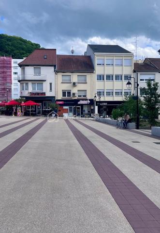 Idéalement situé en plein cœur du centre-ville de Forbach, sur la très recherchée Place du Marché, découvrez cet immeuble mixte en monopropriété R+2 d’environ 284 m², offrant une excellente rentabilité locative et un patrimoine de qualité.

Immeuble entièrement rénové
Les parties communes ainsi que les parties privatives ont bénéficié d’une rénovation complète.
Façade et toiture en bon état
Chauffage individuel au gaz de ville
DPE : C et D

Composition de l’immeuble et revenus locatifs annuels HT/HC :

1 studio de 15,63 m2 : 3 000 €/an
F4 n°1 d’environ 100 m2 : 9 300 €/an
F4 n°2 d'environ 100 m2 : 9 300 €/an
Commerce n°1 d’environ 33 m2 : 6 000 €/an
Commerce n°2 d'environ 33 m2 : 6 000€/an

Total loyers annuels HT HC : 33 600 €
Charges annuelles : 3 600 €
Taxe foncière : 2 282 €

Les 5 lots sont actuellement loués, garantissant une rentabilité immédiate dès l’acquisition.

Emplacement stratégique à proximité immédiate des commerces, transports et commodités.

Un bien idéal pour investisseurs recherchant un immeuble sécurisé, rénové et déjà entièrement exploité.

Pour plus d’informations ou organiser une visite, contactez-moi !
