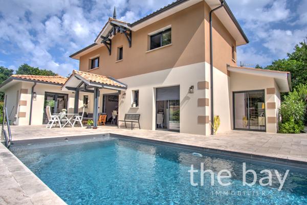 Gujan Mestras centre - Villa contemporaine de 158 m² avec piscine chauffée, 4 chambres dont 2 suites, dans imp