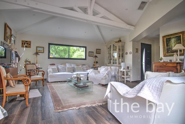 Gujan Mestras centre - Villa contemporaine de 158 m² avec piscine chauffée, 4 chambres dont 2 suites, dans imp