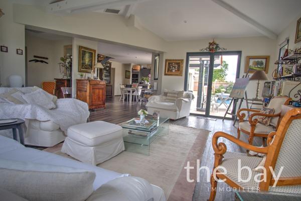 Gujan Mestras centre - Villa contemporaine de 158 m² avec piscine chauffée, 4 chambres dont 2 suites, dans imp