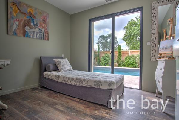 Gujan Mestras centre - Villa contemporaine de 158 m² avec piscine chauffée, 4 chambres dont 2 suites, dans imp
