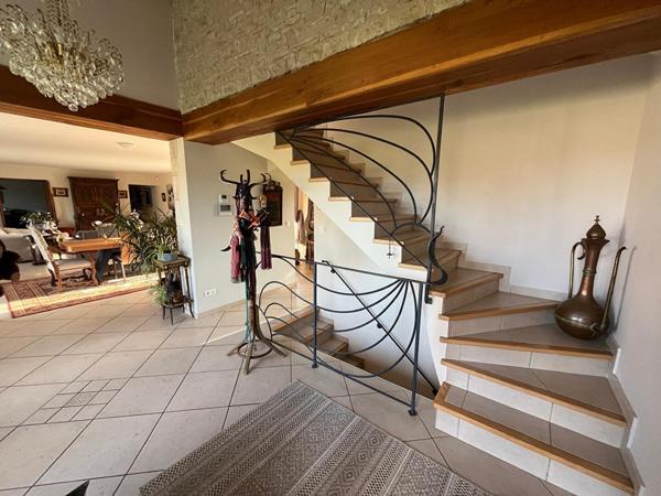 Spacieuse maison de plain-pied avec piscine, studio indépendant et grand jardin