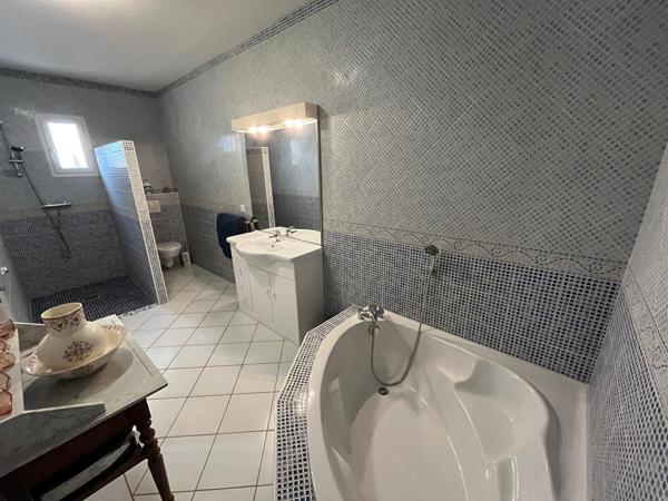 Spacieuse maison de plain-pied avec piscine, studio indépendant et grand jardin