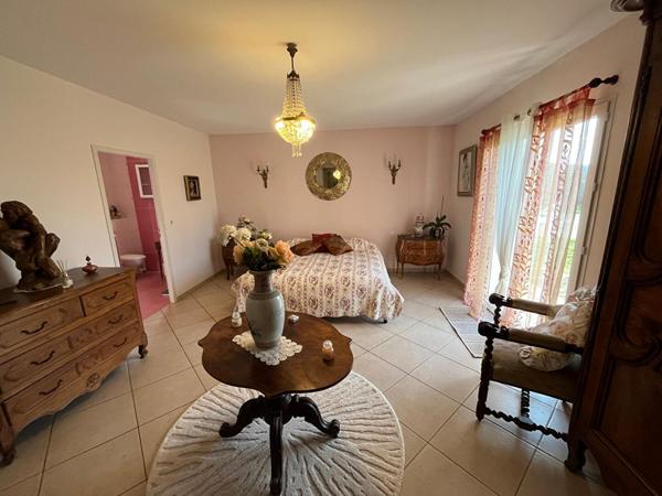 Spacieuse maison de plain-pied avec piscine, studio indépendant et grand jardin