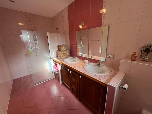 Spacieuse maison de plain-pied avec piscine, studio indépendant et grand jardin