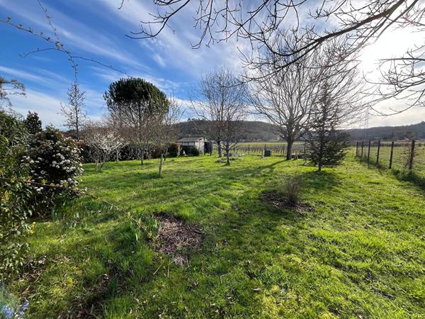Spacieuse maison de plain-pied avec piscine, studio indépendant et grand jardin