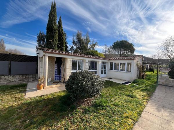 Spacieuse maison de plain-pied avec piscine, studio indépendant et grand jardin