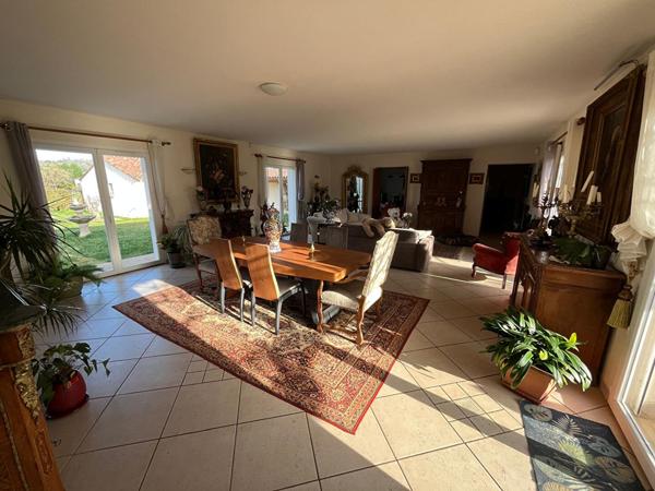 Spacieuse maison de plain-pied avec piscine, studio indépendant et grand jardin