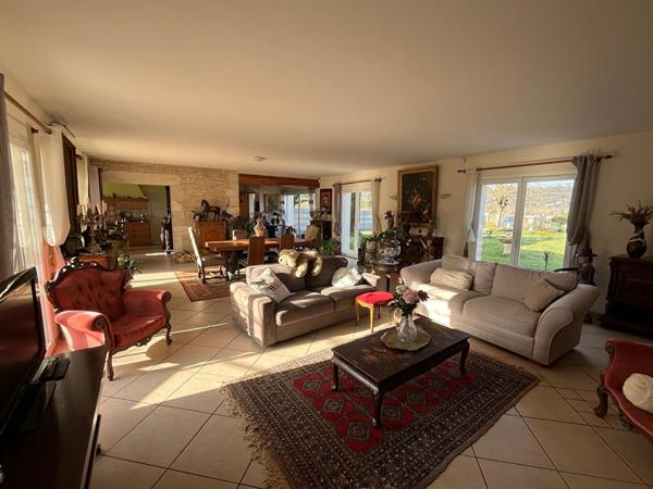 Spacieuse maison de plain-pied avec piscine, studio indépendant et grand jardin