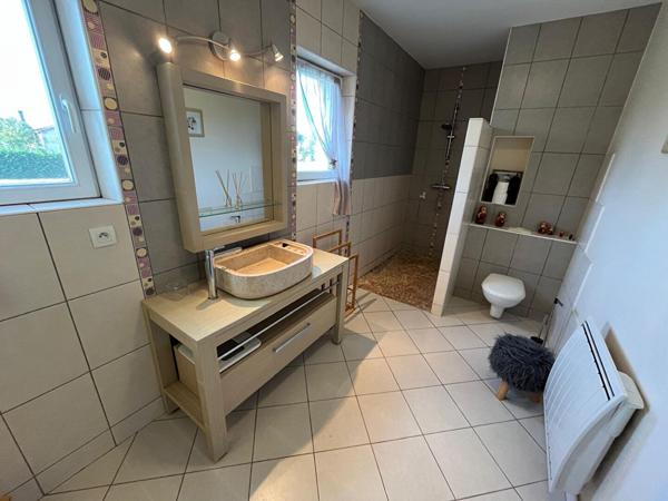 Spacieuse maison de plain-pied avec piscine, studio indépendant et grand jardin