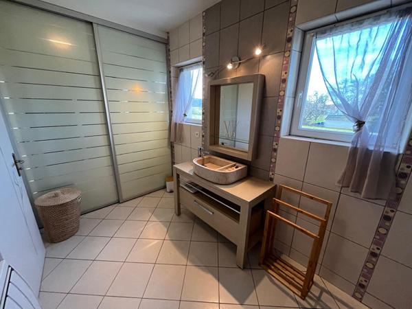 Spacieuse maison de plain-pied avec piscine, studio indépendant et grand jardin