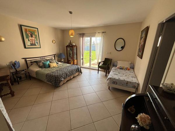 Spacieuse maison de plain-pied avec piscine, studio indépendant et grand jardin