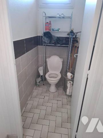 Maison composée d'une entrée avec ne pièce à vivre pouvant servir de salon, salle à manger, tro...