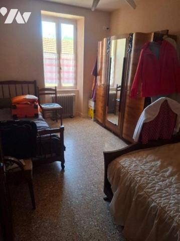 Maison composée d'une entrée avec ne pièce à vivre pouvant servir de salon, salle à manger, tro...