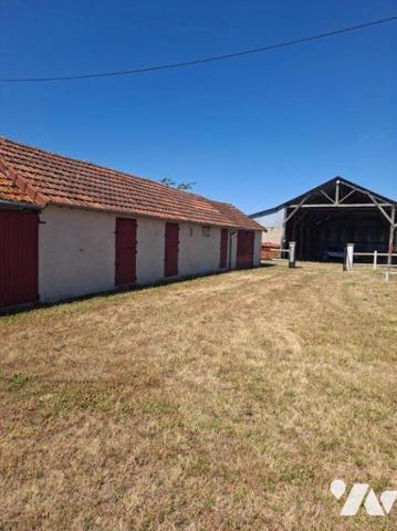 Maison composée d'une entrée avec ne pièce à vivre pouvant servir de salon, salle à manger, tro...