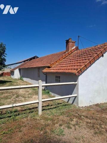Maison composée d'une entrée avec ne pièce à vivre pouvant servir de salon, salle à manger, tro...