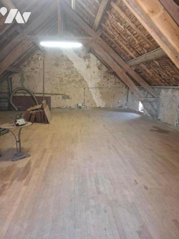 Maison composée d'une entrée avec ne pièce à vivre pouvant servir de salon, salle à manger, tro...