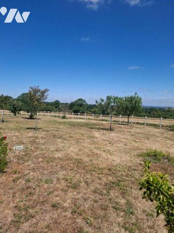 Maison composée d'une entrée avec ne pièce à vivre pouvant servir de salon, salle à manger, tro...