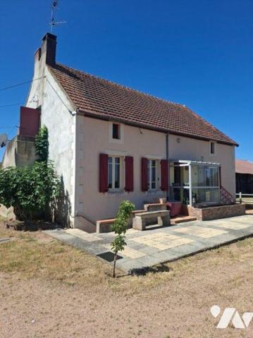 Maison composée d'une entrée avec ne pièce à vivre pouvant servir de salon, salle à manger, tro...