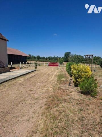 Maison composée d'une entrée avec ne pièce à vivre pouvant servir de salon, salle à manger, tro...
