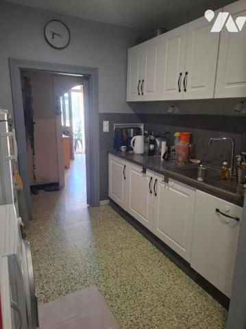 Maison composée d'une entrée avec ne pièce à vivre pouvant servir de salon, salle à manger, tro...