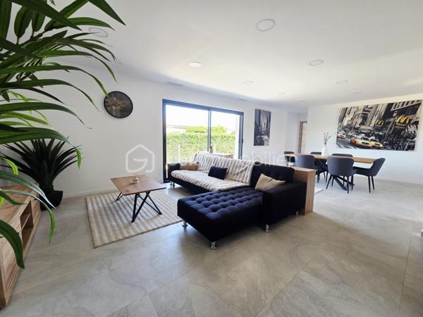 Maison contemporaine de plain-pied 🏡 – Lavit, proche du centre 🏙️

Située sur la commune de Lavit, à quelques minutes du centre-ville, cette maison contemporaine de plain-pied vous séduira par ses volumes et ses prestations de qualité.

Elle se compose d’une grande pièce à vivre avec cuisine ouverte 🍽️ entièrement équipée. 

Côté nuit, vous découvrirez 4 belles chambres 🛏️ avec placards, dont une suite parentale avec dressing et salle d'eau 🚿. 
Une salle de bain 🛁 avec douche et baignoire complète l’ensemble.

La maison dispose également d’une climatisation réversible ❄️🔥 via un système gainable, avec thermostat individuel dans chaque pièce. 

À l’extérieur, vous profiterez d’un jardin clôturé 🌳, parfait pour des moments de détente en famille.
Une opportunité rare à Lavit, à découvrir sans tarder !