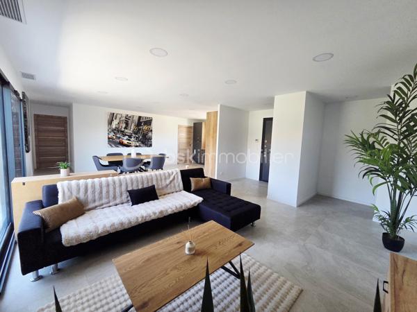 Maison contemporaine de plain-pied 🏡 – Lavit, proche du centre 🏙️

Située sur la commune de Lavit, à quelques minutes du centre-ville, cette maison contemporaine de plain-pied vous séduira par ses volumes et ses prestations de qualité.

Elle se compose d’une grande pièce à vivre avec cuisine ouverte 🍽️ entièrement équipée. 

Côté nuit, vous découvrirez 4 belles chambres 🛏️ avec placards, dont une suite parentale avec dressing et salle d'eau 🚿. 
Une salle de bain 🛁 avec douche et baignoire complète l’ensemble.

La maison dispose également d’une climatisation réversible ❄️🔥 via un système gainable, avec thermostat individuel dans chaque pièce. 

À l’extérieur, vous profiterez d’un jardin clôturé 🌳, parfait pour des moments de détente en famille.
Une opportunité rare à Lavit, à découvrir sans tarder !