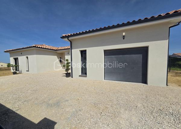 Maison contemporaine de plain-pied 🏡 – Lavit, proche du centre 🏙️

Située sur la commune de Lavit, à quelques minutes du centre-ville, cette maison contemporaine de plain-pied vous séduira par ses volumes et ses prestations de qualité.

Elle se compose d’une grande pièce à vivre avec cuisine ouverte 🍽️ entièrement équipée. 

Côté nuit, vous découvrirez 4 belles chambres 🛏️ avec placards, dont une suite parentale avec dressing et salle d'eau 🚿. 
Une salle de bain 🛁 avec douche et baignoire complète l’ensemble.

La maison dispose également d’une climatisation réversible ❄️🔥 via un système gainable, avec thermostat individuel dans chaque pièce. 

À l’extérieur, vous profiterez d’un jardin clôturé 🌳, parfait pour des moments de détente en famille.
Une opportunité rare à Lavit, à découvrir sans tarder !