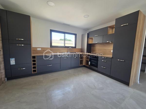 Maison contemporaine de plain-pied 🏡 – Lavit, proche du centre 🏙️

Située sur la commune de Lavit, à quelques minutes du centre-ville, cette maison contemporaine de plain-pied vous séduira par ses volumes et ses prestations de qualité.

Elle se compose d’une grande pièce à vivre avec cuisine ouverte 🍽️ entièrement équipée. 

Côté nuit, vous découvrirez 4 belles chambres 🛏️ avec placards, dont une suite parentale avec dressing et salle d'eau 🚿. 
Une salle de bain 🛁 avec douche et baignoire complète l’ensemble.

La maison dispose également d’une climatisation réversible ❄️🔥 via un système gainable, avec thermostat individuel dans chaque pièce. 

À l’extérieur, vous profiterez d’un jardin clôturé 🌳, parfait pour des moments de détente en famille.
Une opportunité rare à Lavit, à découvrir sans tarder !