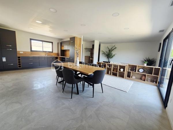 Maison contemporaine de plain-pied 🏡 – Lavit, proche du centre 🏙️

Située sur la commune de Lavit, à quelques minutes du centre-ville, cette maison contemporaine de plain-pied vous séduira par ses volumes et ses prestations de qualité.

Elle se compose d’une grande pièce à vivre avec cuisine ouverte 🍽️ entièrement équipée. 

Côté nuit, vous découvrirez 4 belles chambres 🛏️ avec placards, dont une suite parentale avec dressing et salle d'eau 🚿. 
Une salle de bain 🛁 avec douche et baignoire complète l’ensemble.

La maison dispose également d’une climatisation réversible ❄️🔥 via un système gainable, avec thermostat individuel dans chaque pièce. 

À l’extérieur, vous profiterez d’un jardin clôturé 🌳, parfait pour des moments de détente en famille.
Une opportunité rare à Lavit, à découvrir sans tarder !