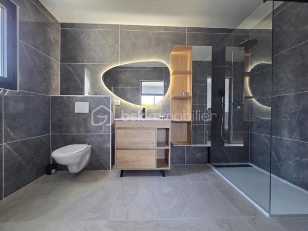 Maison contemporaine de plain-pied 🏡 – Lavit, proche du centre 🏙️

Située sur la commune de Lavit, à quelques minutes du centre-ville, cette maison contemporaine de plain-pied vous séduira par ses volumes et ses prestations de qualité.

Elle se compose d’une grande pièce à vivre avec cuisine ouverte 🍽️ entièrement équipée. 

Côté nuit, vous découvrirez 4 belles chambres 🛏️ avec placards, dont une suite parentale avec dressing et salle d'eau 🚿. 
Une salle de bain 🛁 avec douche et baignoire complète l’ensemble.

La maison dispose également d’une climatisation réversible ❄️🔥 via un système gainable, avec thermostat individuel dans chaque pièce. 

À l’extérieur, vous profiterez d’un jardin clôturé 🌳, parfait pour des moments de détente en famille.
Une opportunité rare à Lavit, à découvrir sans tarder !